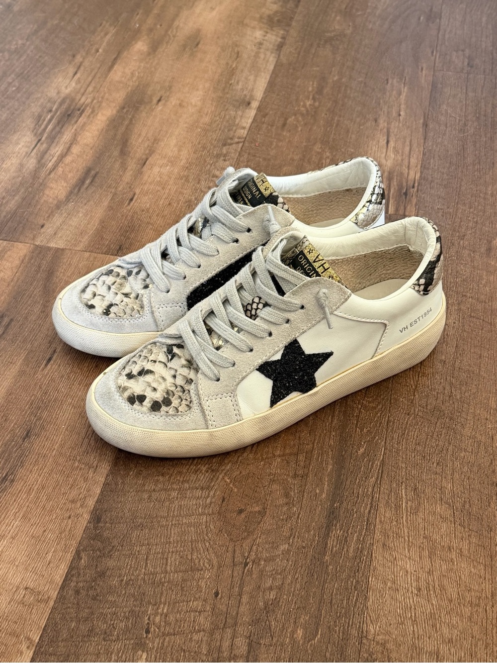 Vintage Havana White Leather Sneakers with Black Star & Snake-Print Accents